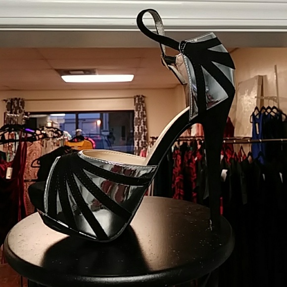 WEEKEND SHOE SALE FINAL PRICE - Picture 3 of 3